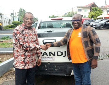 LE PDG DE KPANDJI AUTOMOBILES PRÉSENTE SON PREMIER VÉHICULE ASSEMBLÉ À AFFI N’GUESSAN